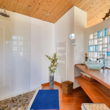 Maison De Charme Avec Jardin, à Pied * Barbâtre