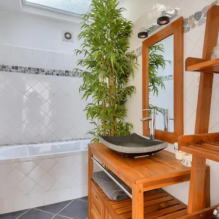 Hébergement de vacances Maison De Charme Avec Jardin, à Pied